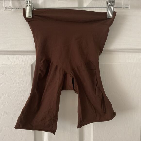 SKIMS Seamless Sculpt Size M Short Cocoa Mid Thigh Panty NWOT - Picture 1 of 3